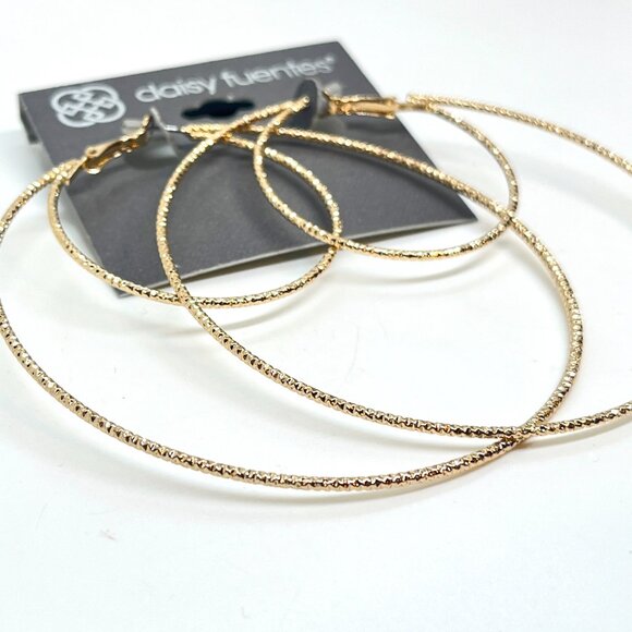 DAISY FUENTES NWT Large Gold Hoop Earrings Textured Lightweight Statement - Picture 4 of 6